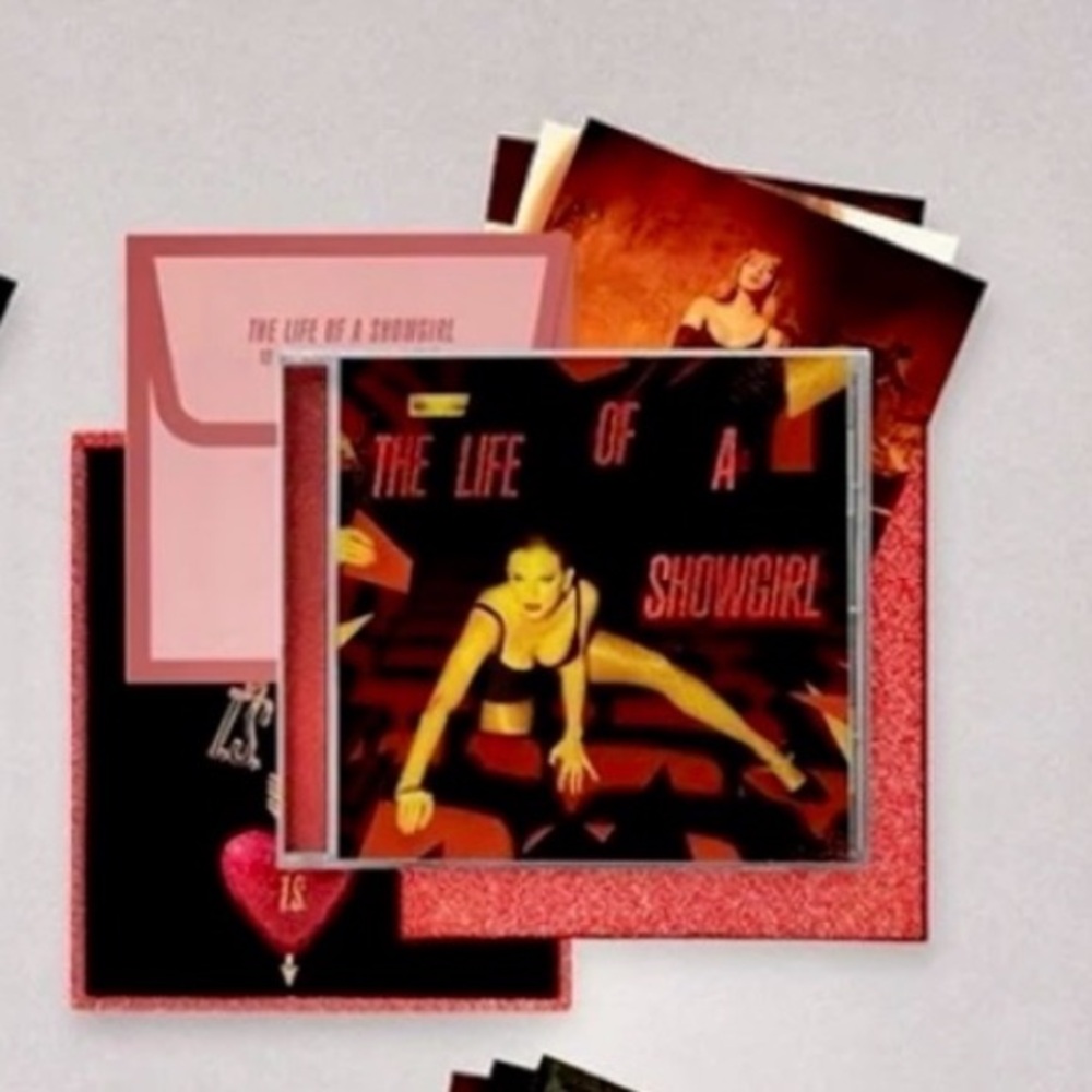 Taylor Swift The Life of a Showgirl ‘It’s Frightening’ CD & Keychain Set - Picture 3 of 6